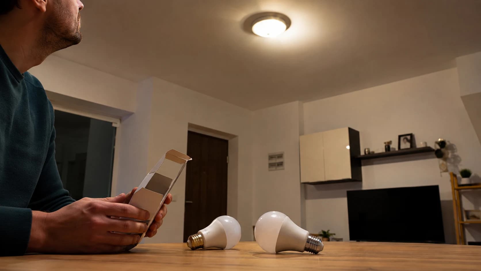 Proprietar care compară două becuri LED după ce a observat pâlpâirea plafonierei din living